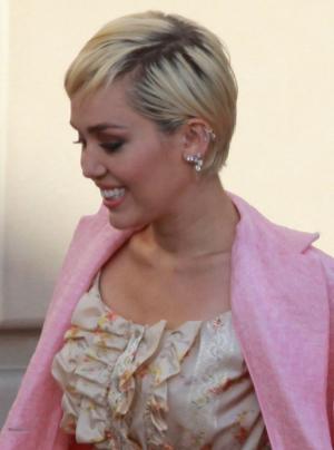 Miley_Cyrus_on_2015_Rock_and_Roll_Hall_of_Fame_Induction_Ceremony_(cropped)