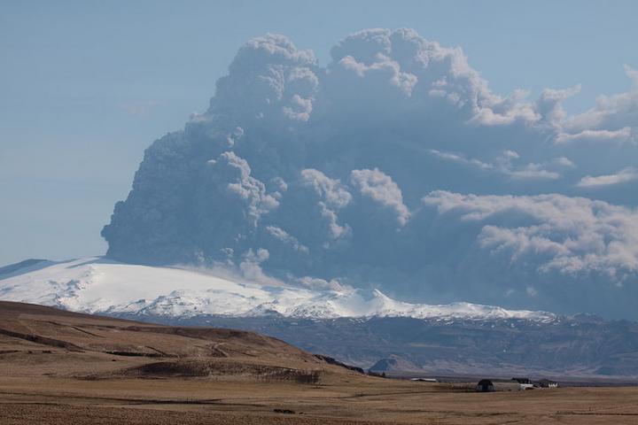800px-Eyjafjallajokull_volcano_plume_2010_04_18