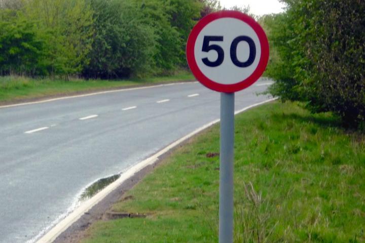 UK_50_mph_speed_limit_sign_on_a_single-carriageway
